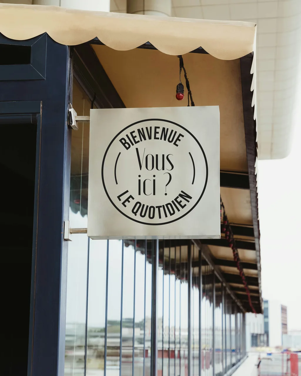Enseigne « Bienvenue, vous êtes ici, le quotidien »